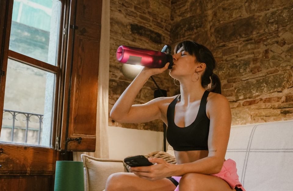 Quanto bere in allenamento guida pratica per idratarsi prima, durante e dopo lo sport